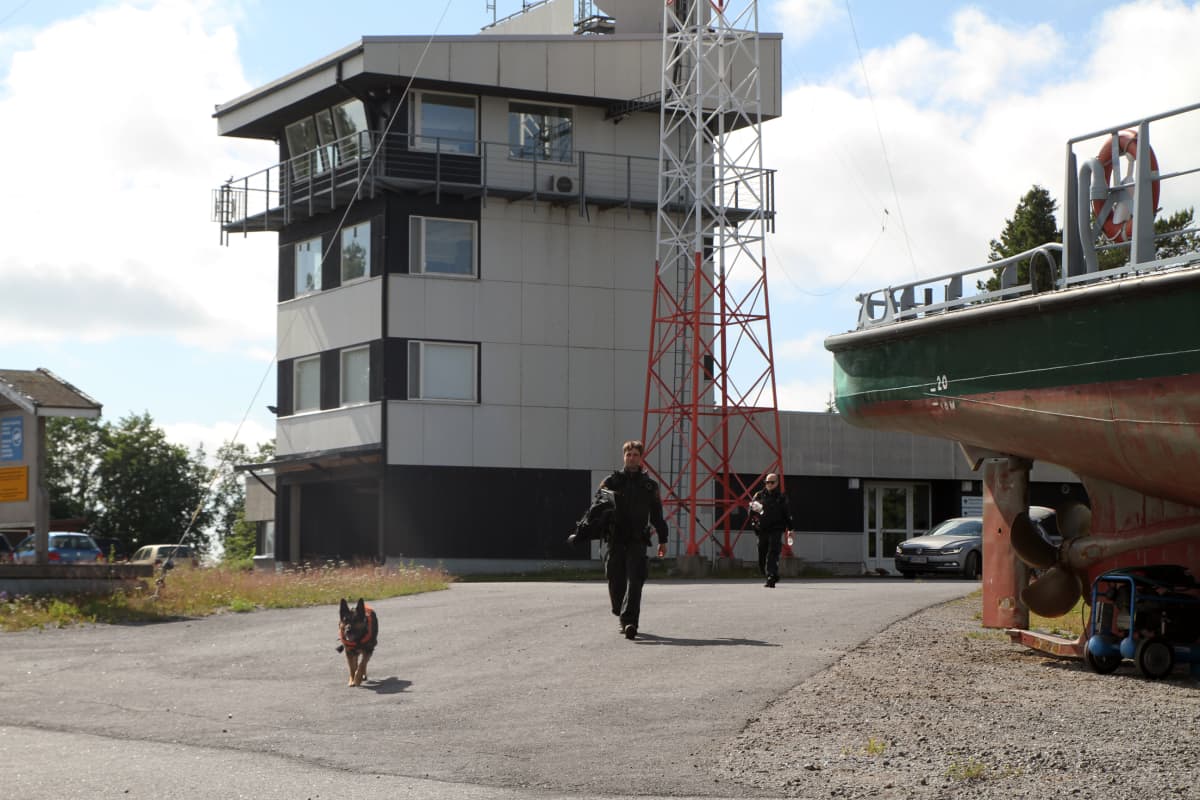 Partio kävelee kohti kameraa