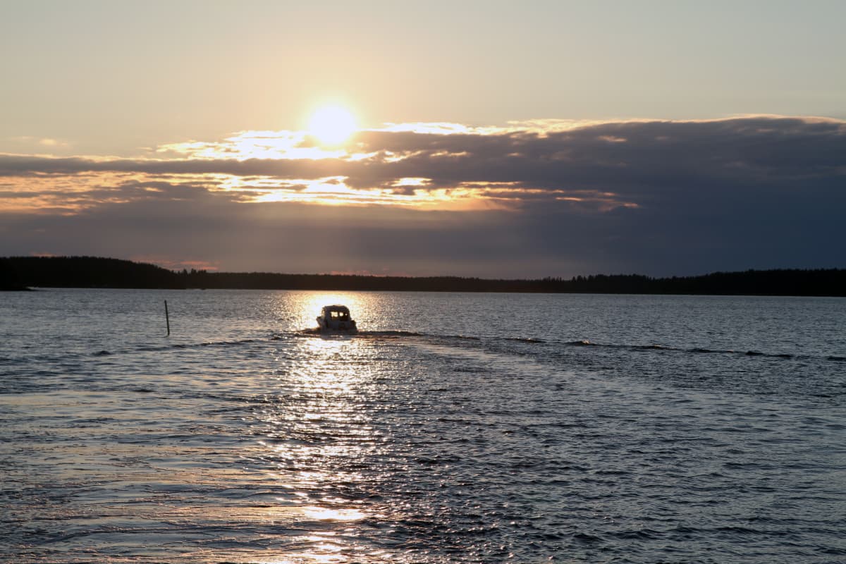 Aurinko laskemassa Åminnessa