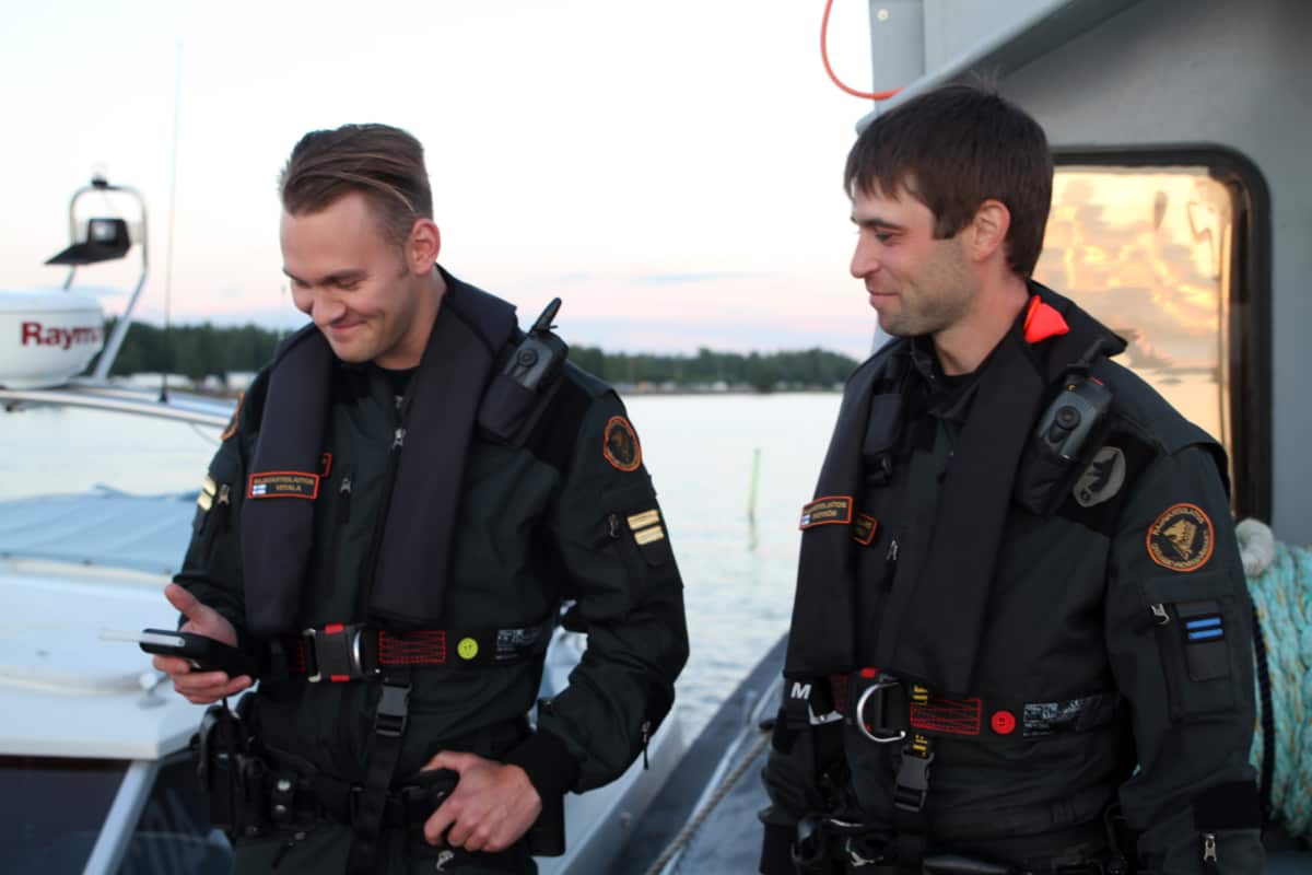 Jaakko Viitala ja Rasmus Vikström odottelevat alkometrin tulosta