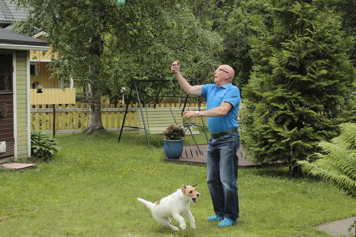 Jussi Eteläaho heittää palloa koiralleen.