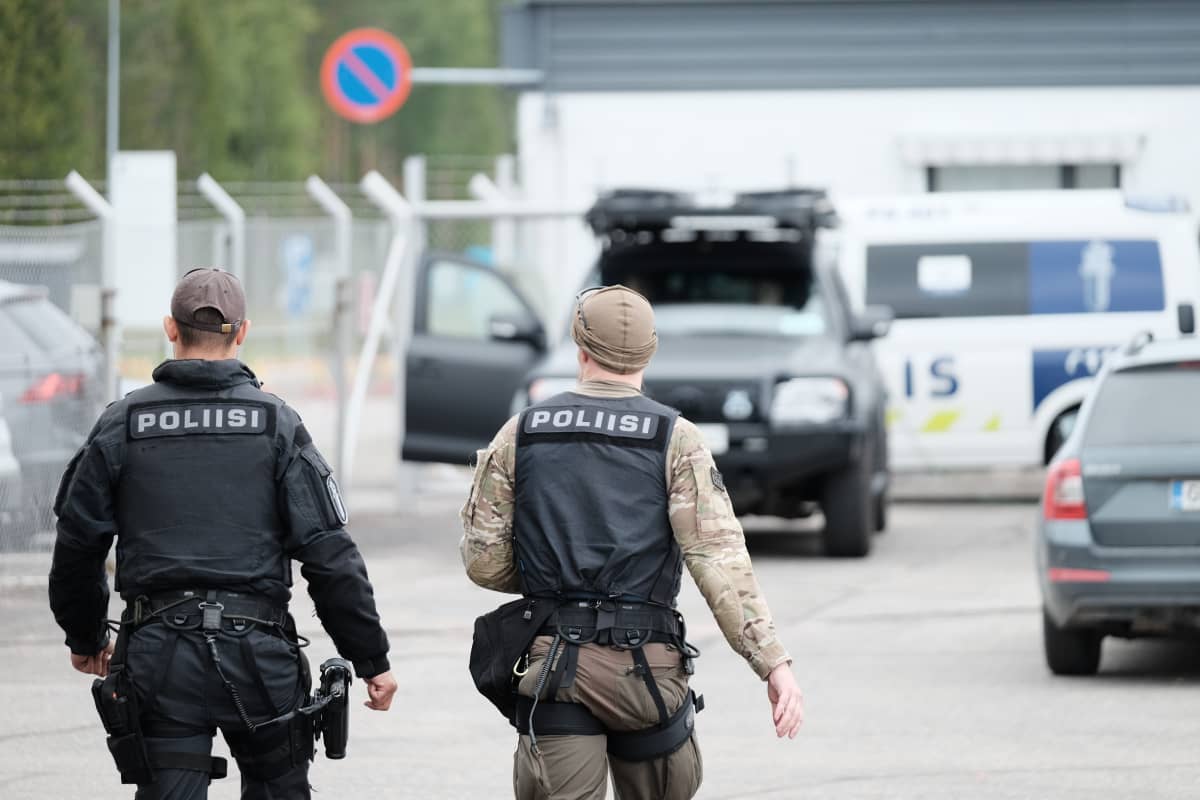 Poliiseja Savonlinnan lentokentällä