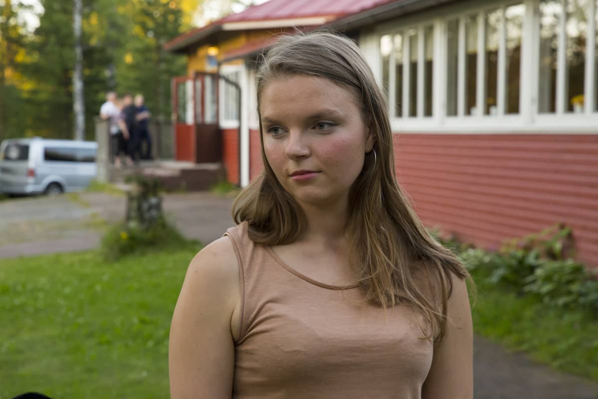 Nainen tanssilavan luona.