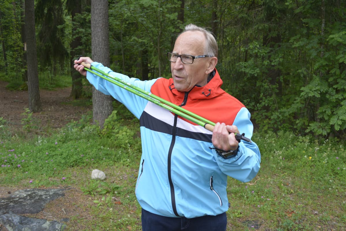 Orimattilalainen Matti Heikkilä on sauvakävelyn uranuurtajia