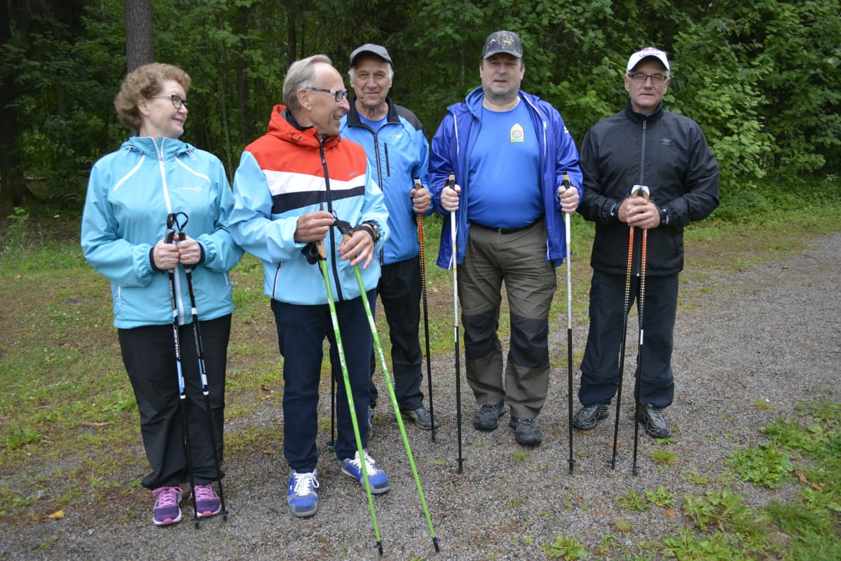 Onnistunut lenkki takana. Kuvassa vasemmalta oikealle Irja Malin, Matti Heikkilä, Jorma Nieminen, Kari Komi ja Jukka Nieminen.