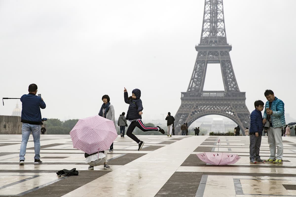Japanilaisia turisteja Eiffel-tornin edustalla pariisissa.