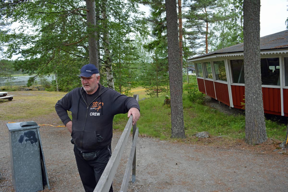 Punainen tanssilava on katettu ja Edesjärven rannassa.