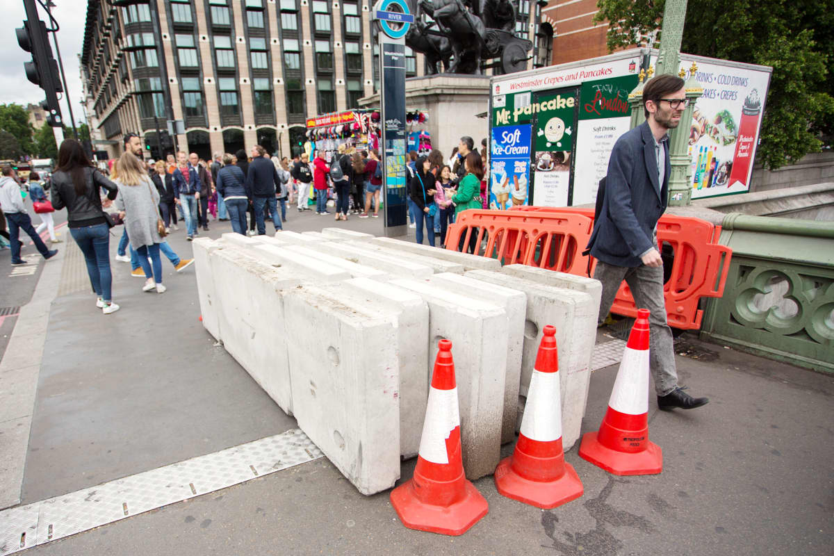 Betoniesteitä Westminsterin sillalla Lontoossa.