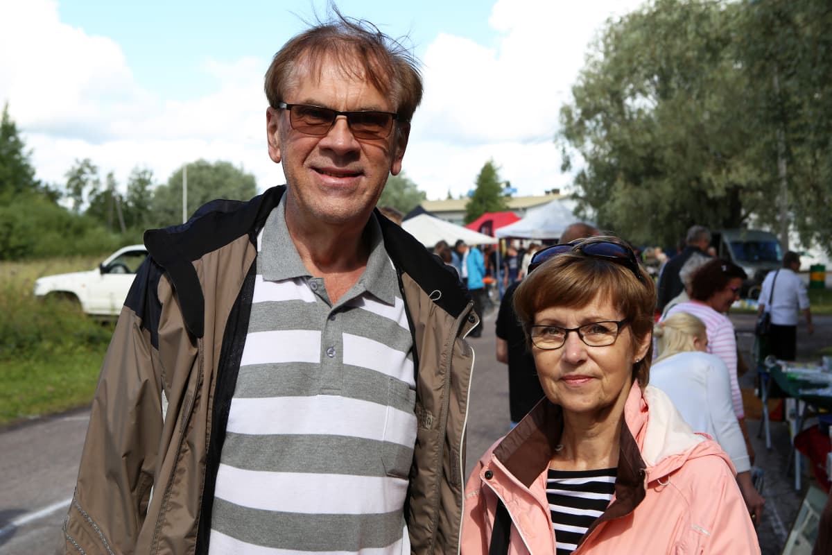 Pariskunta poseeraa kameralle.