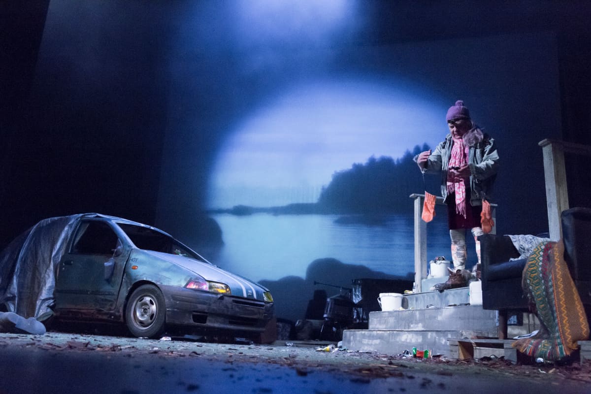 Aurinkoteatteri harjoittelee Saalistajat-näytelmää Tampereen Teatterikesässä.