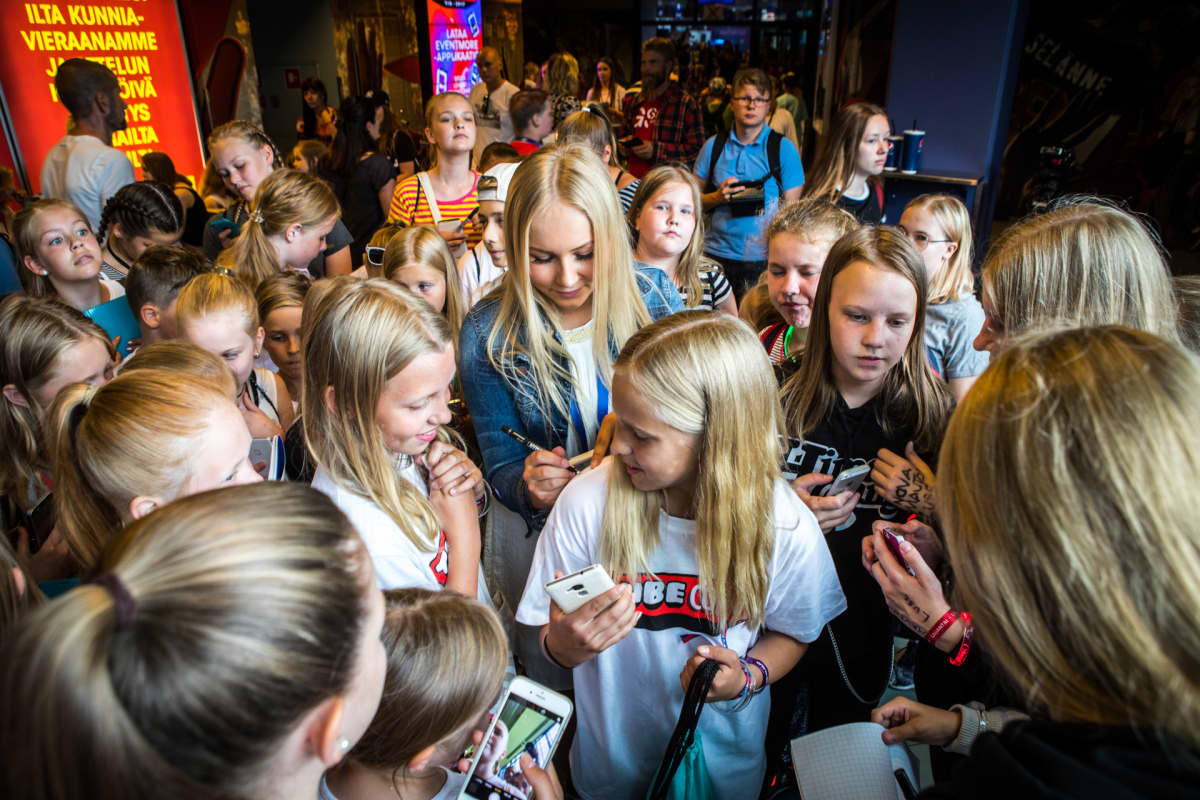 Kun Mandimai Sundberg ilmestyi Helsinki-areenan käytävälle, hän oli hetkessä fanien ympäriömä.