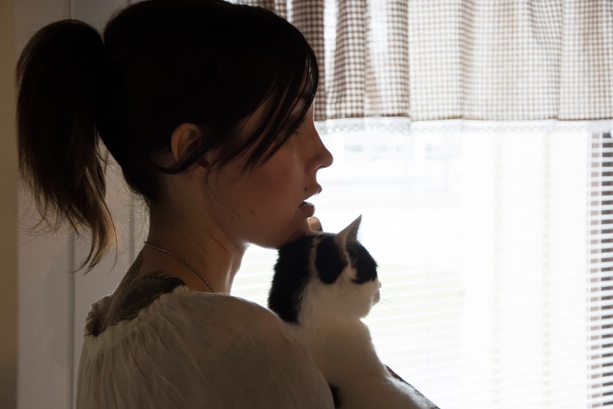 Anu Lehtiö kissa sylissään