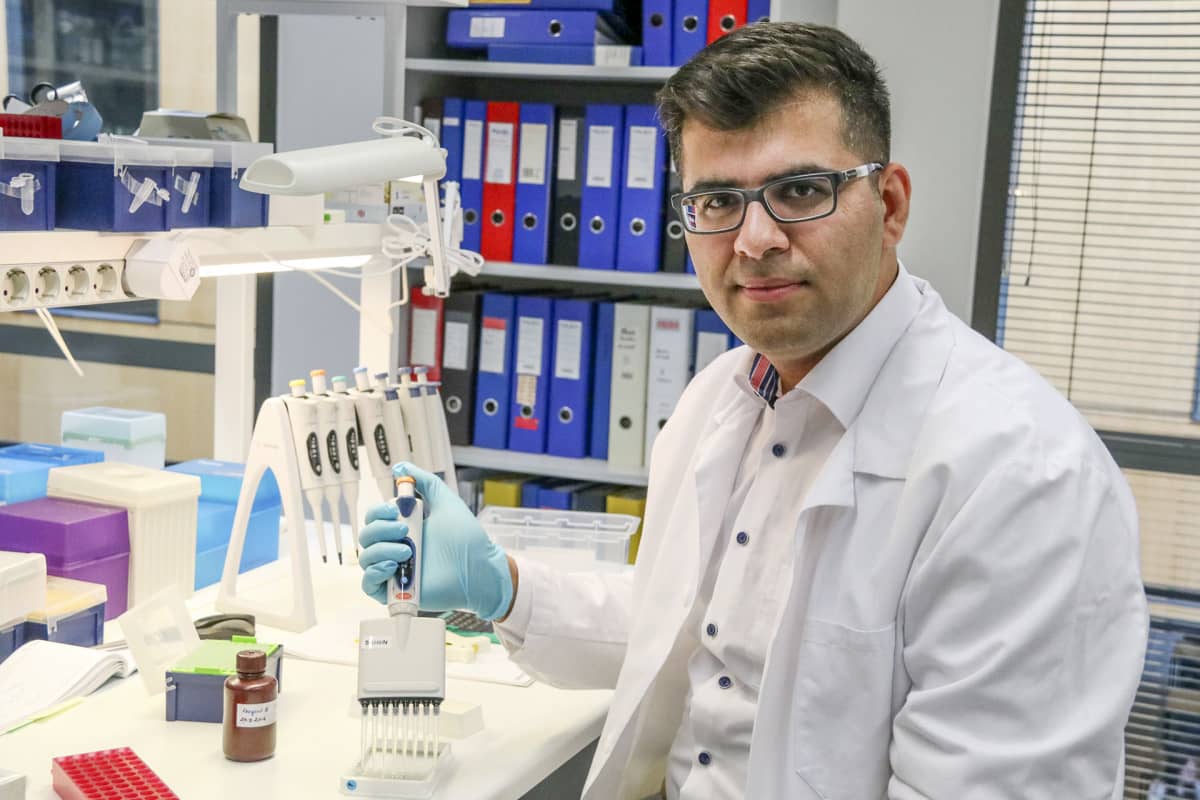 Ramin Akhi laboratoriossa