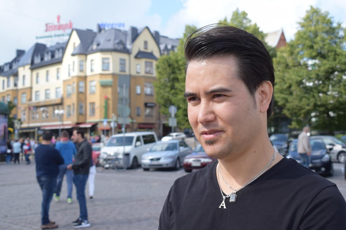 lähikuva nuoresta miehestä torilla