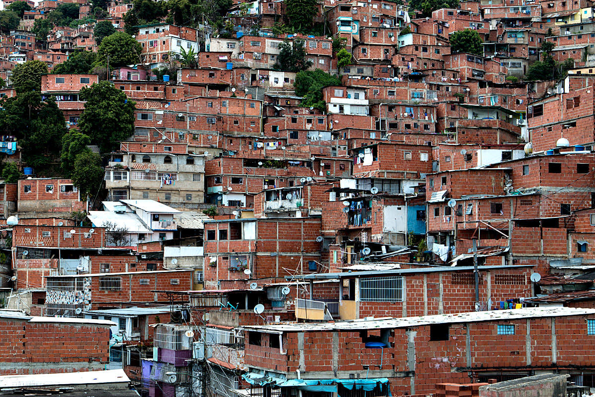 Tiheää kaupunkiasutusta Caracasissa, Venezuelassa.