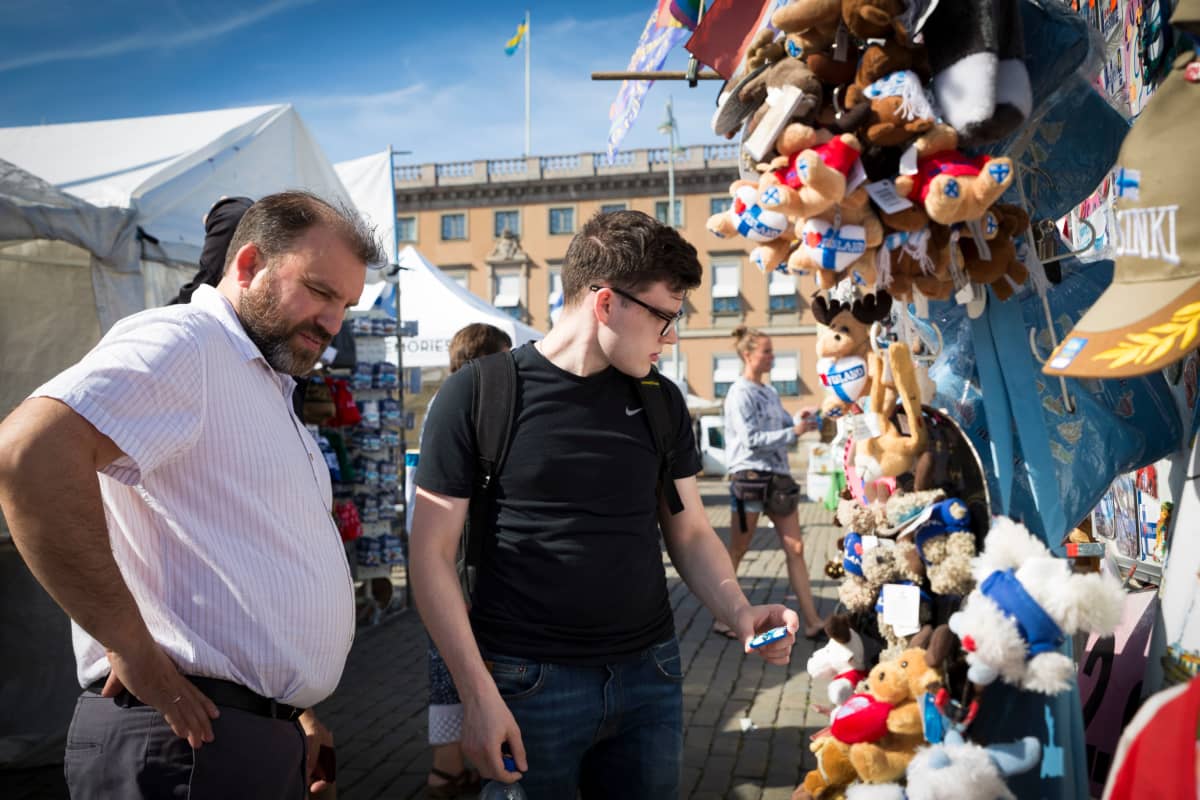 turistit kauppatori matkamuistot