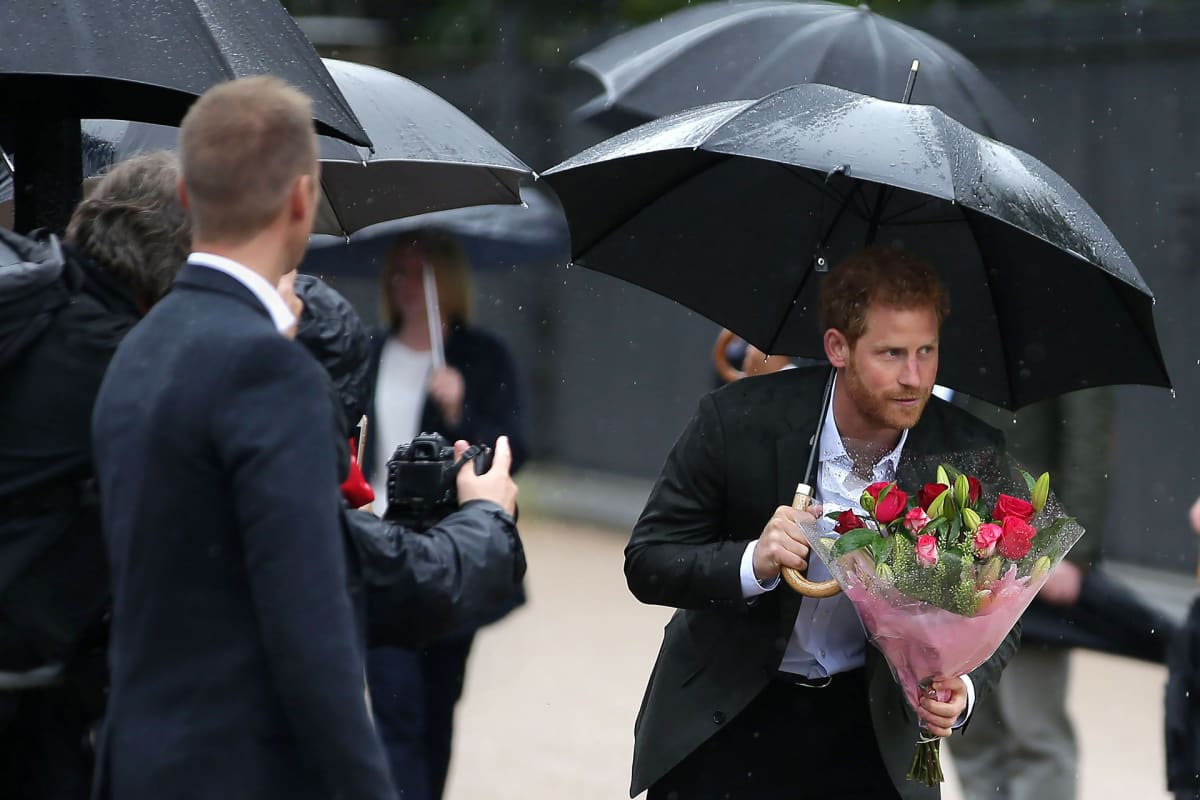 Prinssi Harry kukkien kanssa