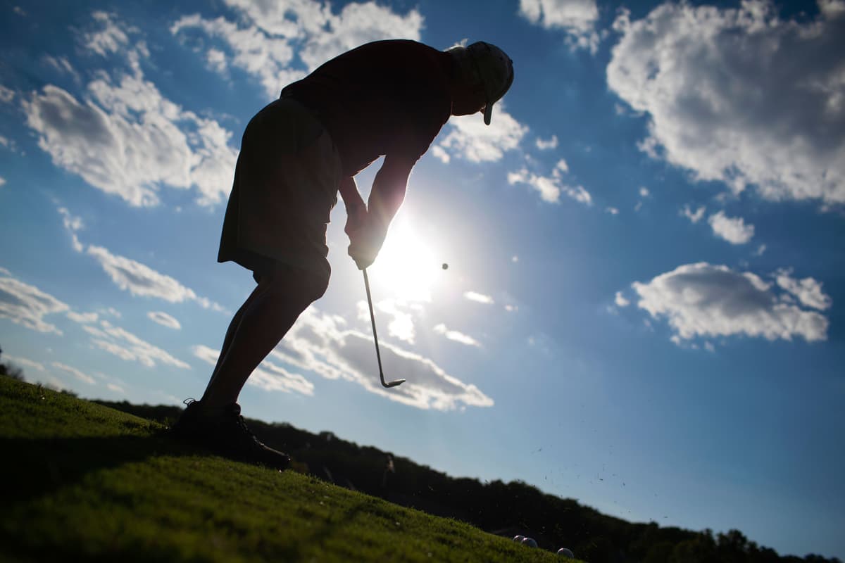golfaavan miehen siluetti