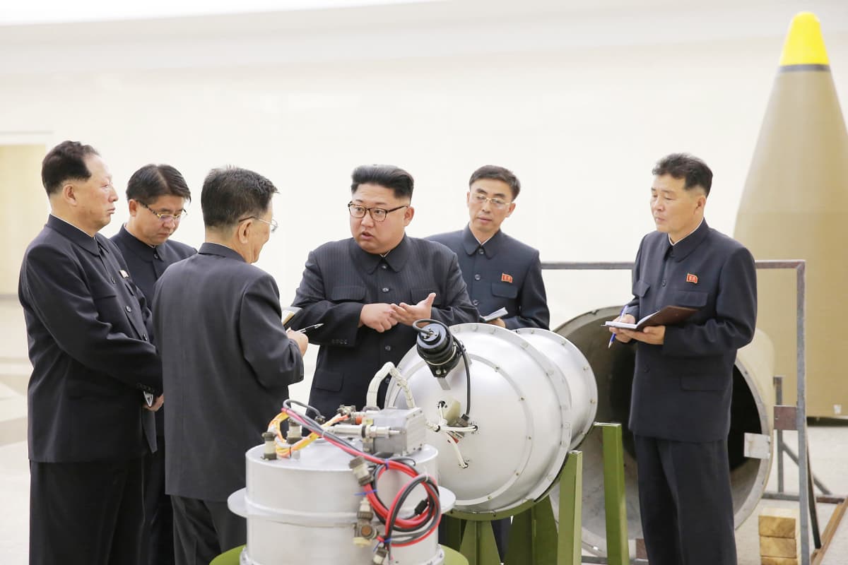 Pohjois-Korean uutistoimisto KCNA:n jakama päiväämätön kuva Kim Jong-unista tutkimassa metallikoteloa nimeämättömässä paikassa.