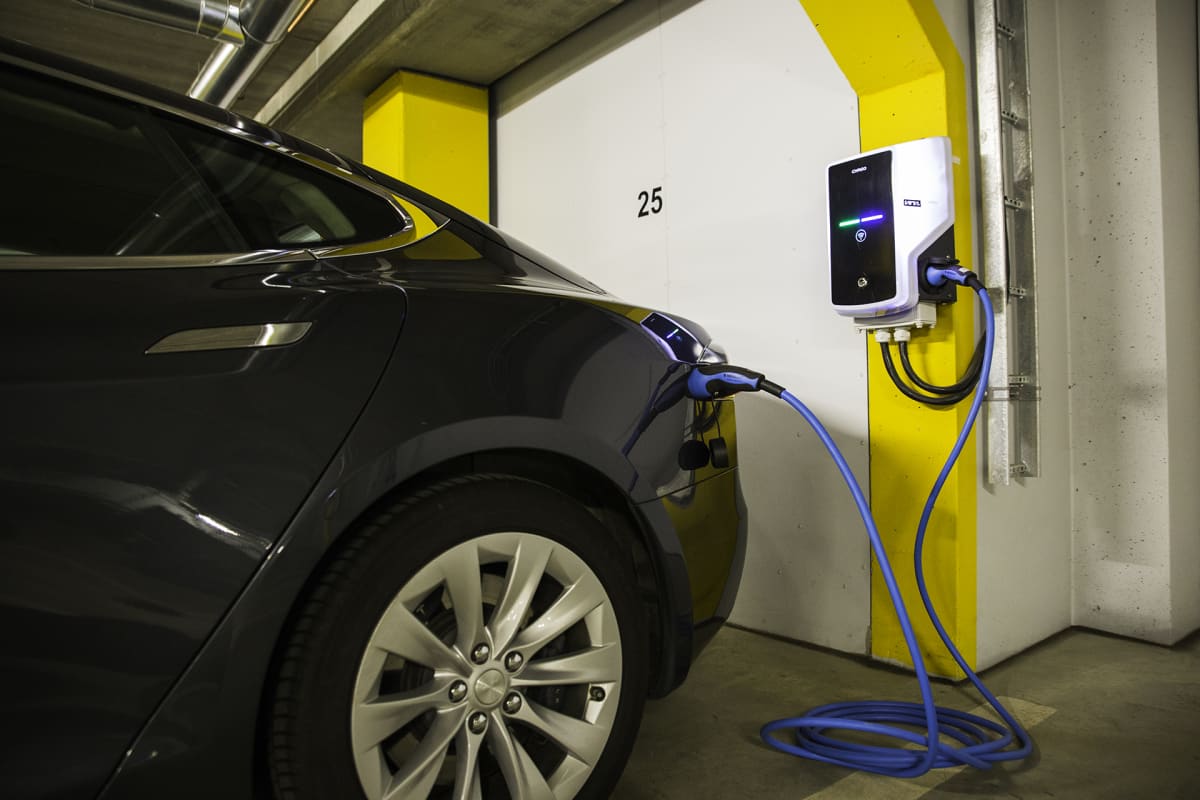 Tesla sähköauto latauksessa