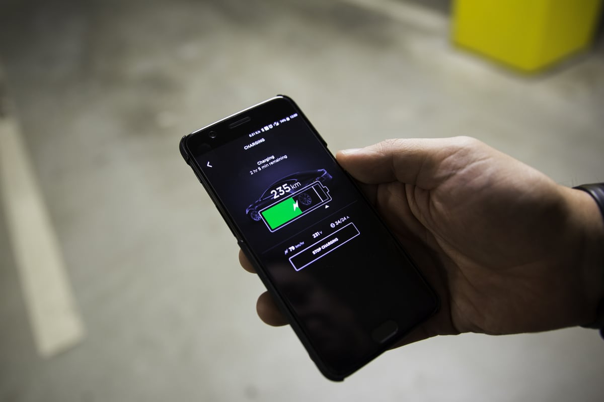 Tesla sähköauton mobiili sovellus kännykässä