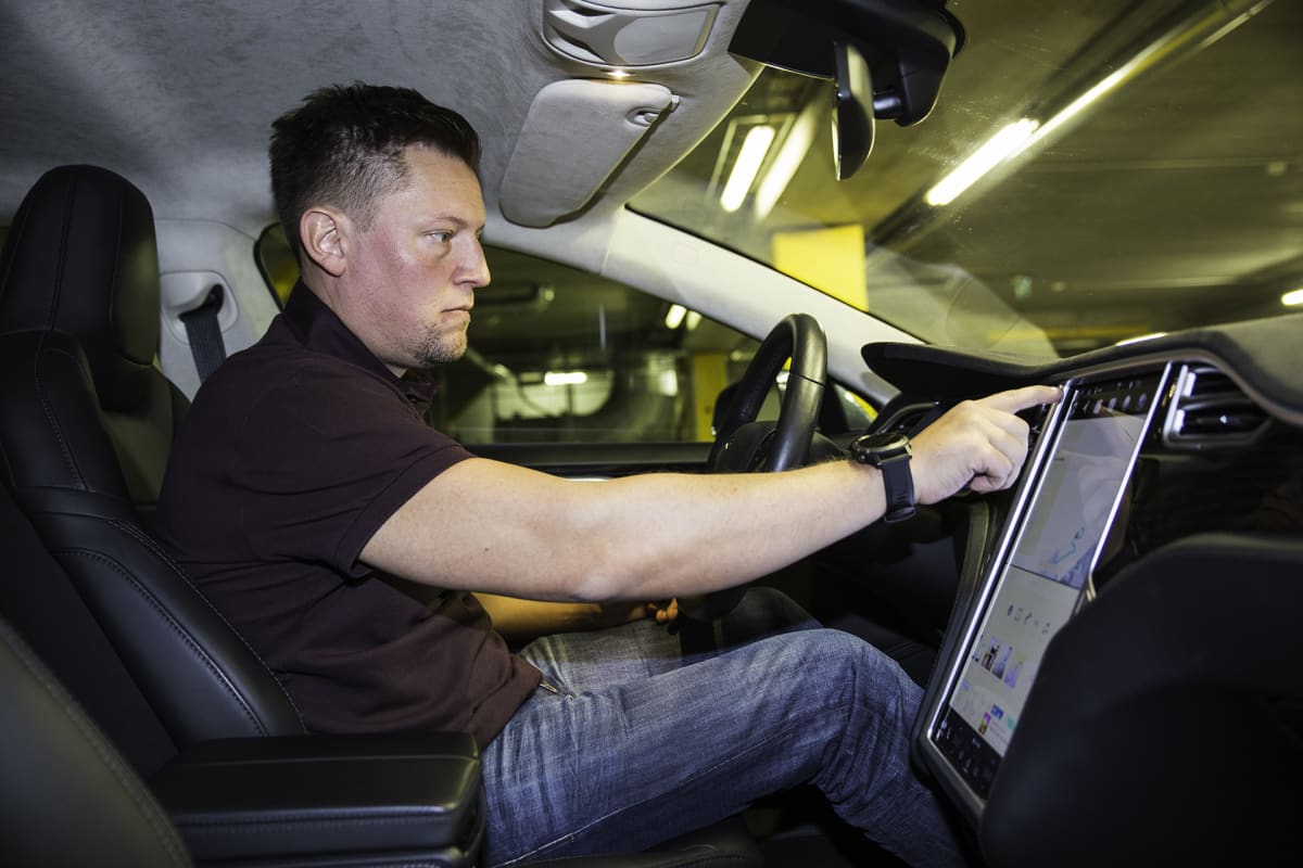 Jussi Roine sähköauto Teslan sisällä