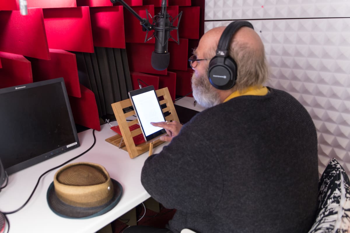 Vesa Vierikko äänitysstudiolla.