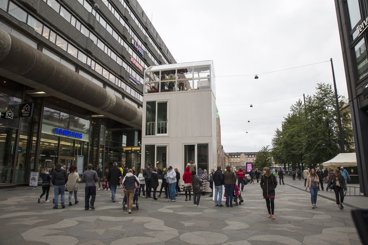 Parkkiruudun kokoinen kerrostalo Tikku Helsingin Keskuskadulla.