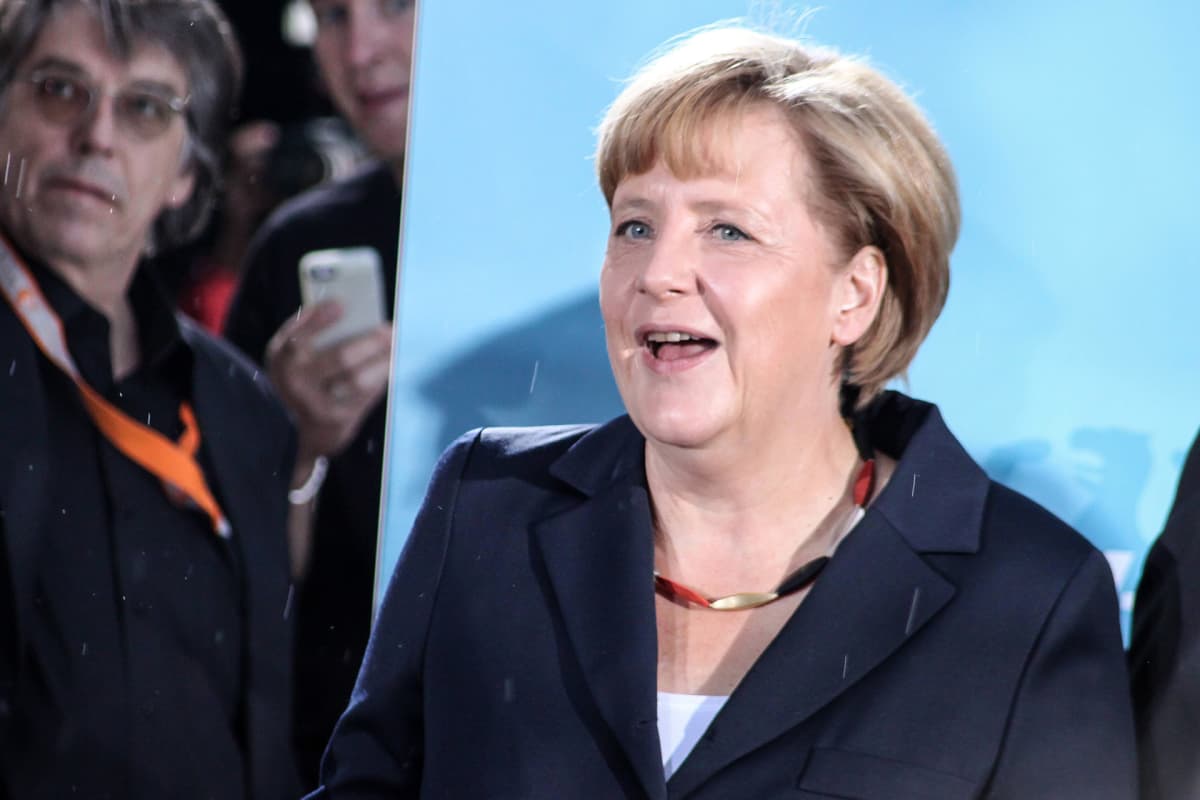 Angela Merkel saapumassa televisiostudioon kaulassaan kohua herättänyt kaulakoru.