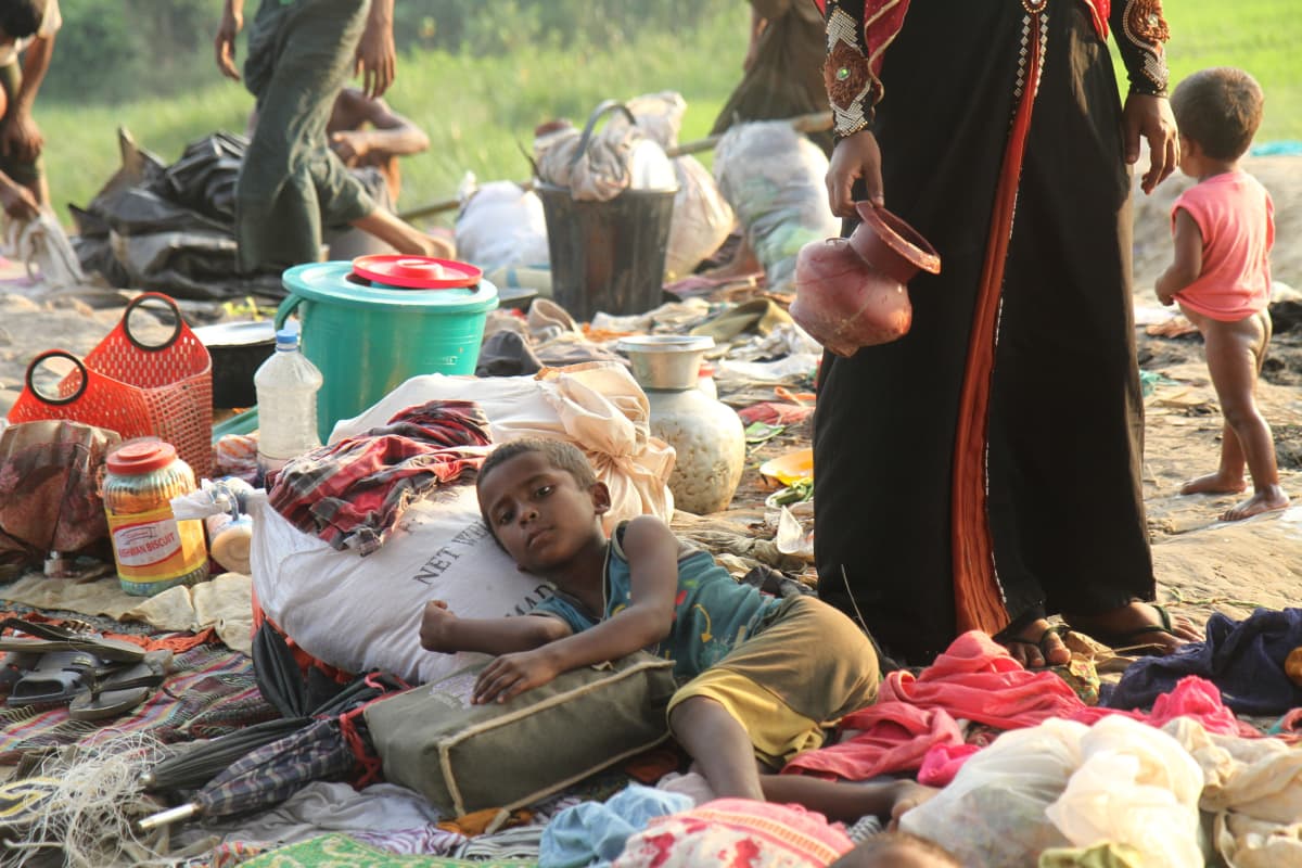 Yli 400 000 rohingyaa on saapunut Bangladeshiin alle kuukauden kuluessa. Joukko on ollut vailla apua. Moni lapsi nukkuu taivasalla.
