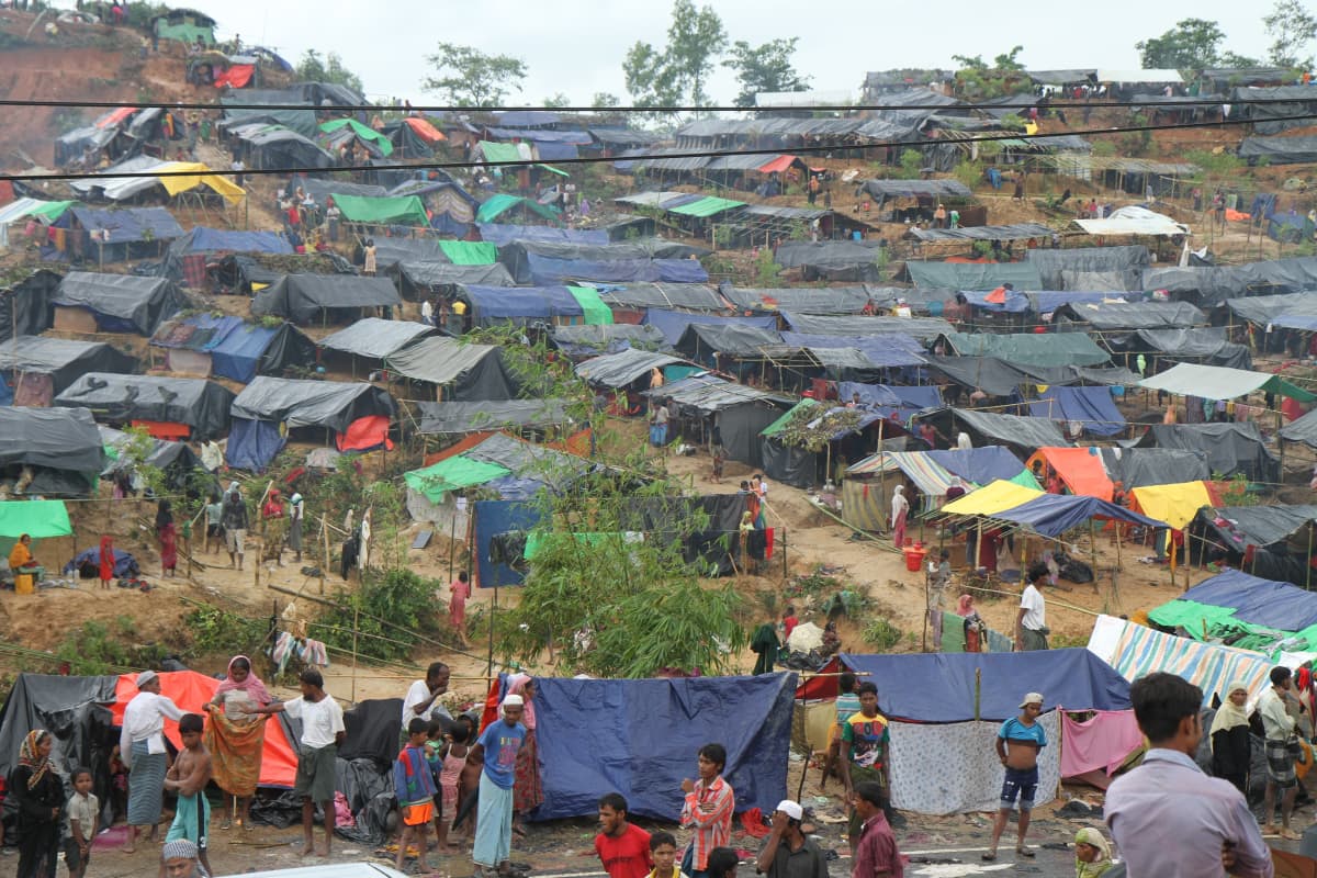 Rohingya-pakolaisten tulevaisuudesta ei ole tietoa. Avustusjärjestöt ovat varoittaneet sairauksista, kun pakolaisten itse kyhäämiltä leireiltä puuttuu hygienia ja puhdas vesi.