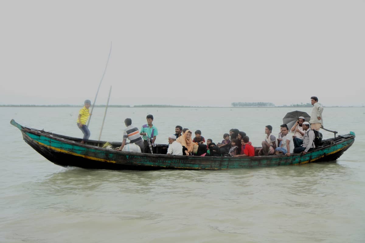 Rohingya-pakolaiset maksavat bangladeshlaisille kalastajille joen ylityksestä. Banhgladesh ei ole pysäyttänyt pakolaistulvaa.