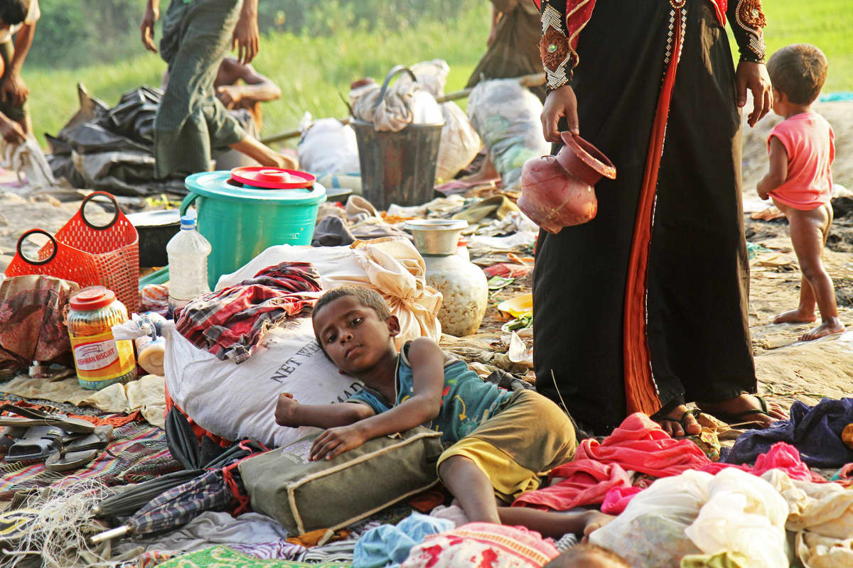 Rohingya-pakolaislapsi makaa maassa.