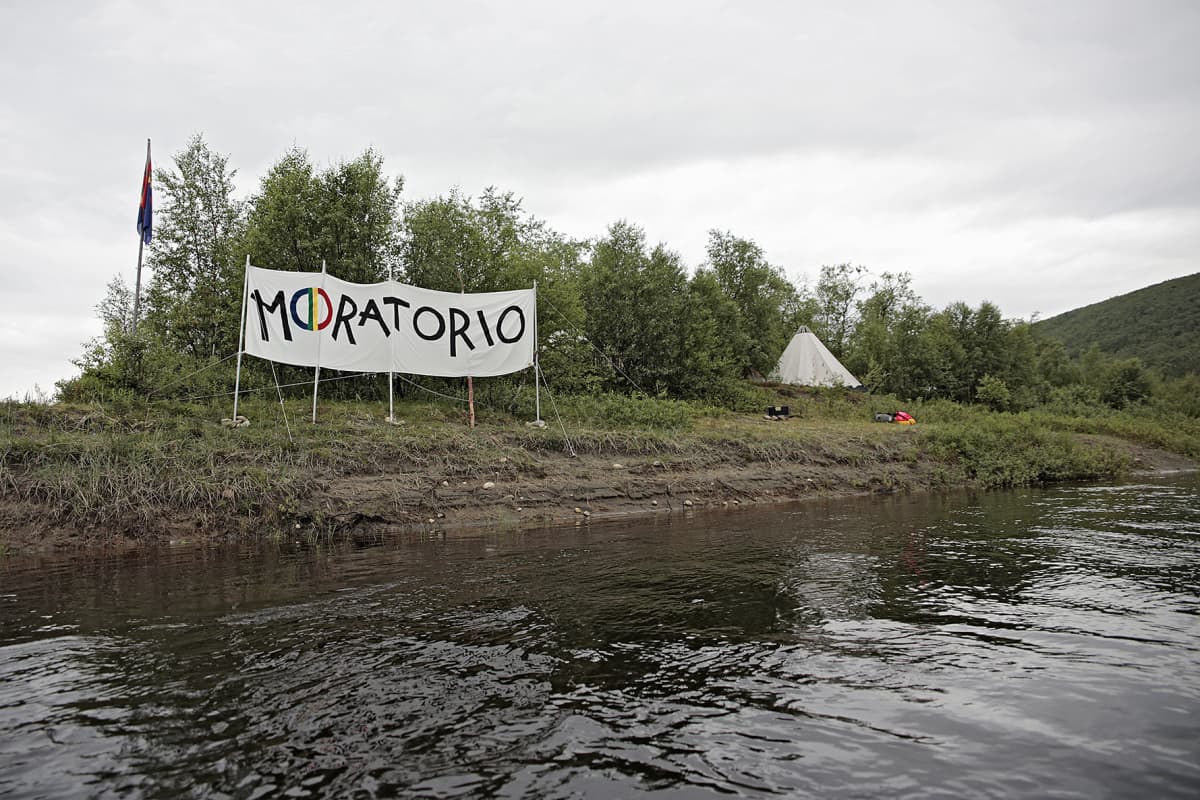 Moratorio banderolli Tenojoen rannalla.