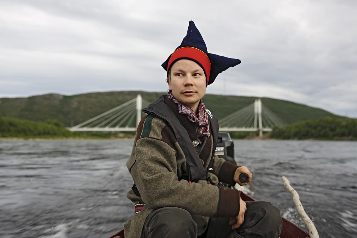 Niillas Holmberg kertoo lohestaneensa Tenojoella luvatta, koska kokee sen perinteiseksi oikeudekseen.