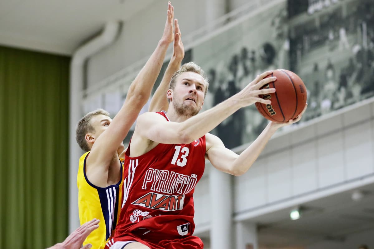 Joonas Caven Pyrinnön paidassa.