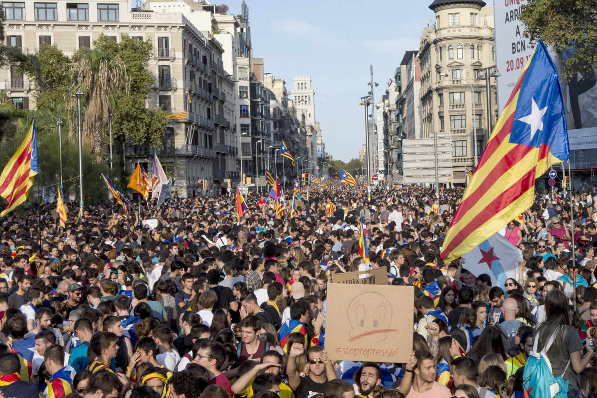 Barcelonan kadut ovat täynnä mieltään osoittavista ihmisistä.