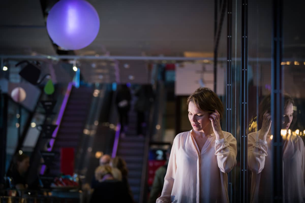 Ennen ensimmäistä soololevyään Anna Järvinen epäili, että ei ole tarpeeksi mikään ollakseen kiinnostava.