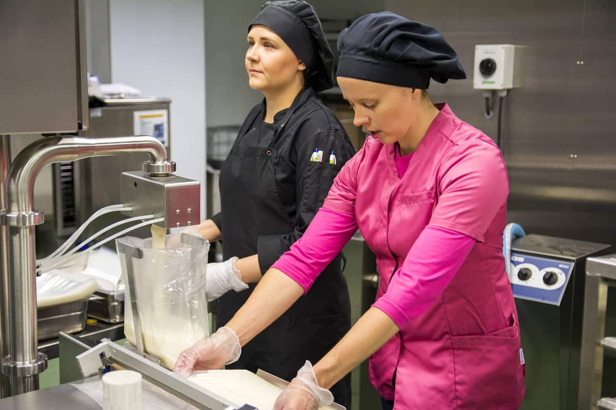 Kajaanin Mamsellin henkilökunta pussittamassa riisipuuroa.