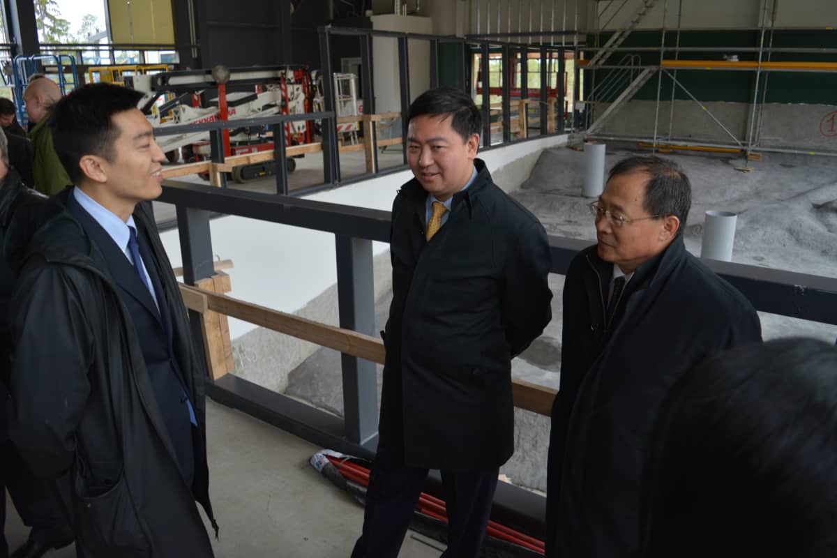 Kiinan suurlähettiläs Chen Li tutustumassa pandataloon