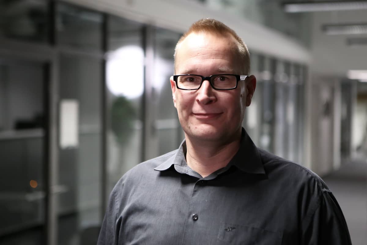 Markku Jokisipilä hymyilee kameralle.