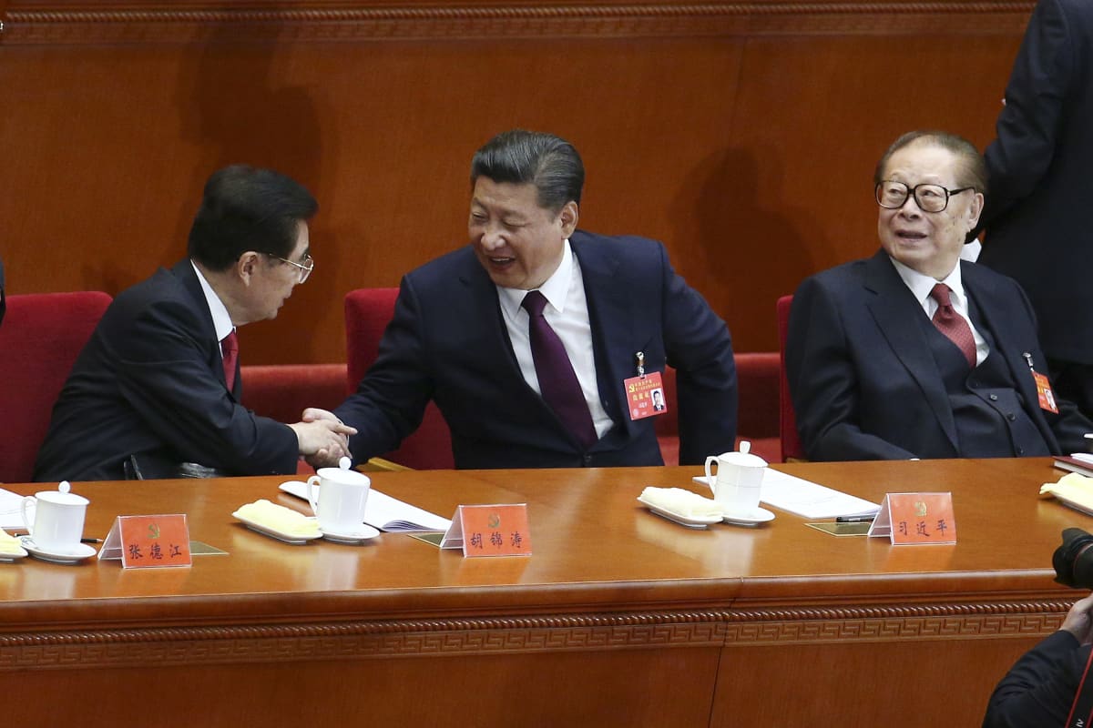 Puoluekokouksessa avajaisissa presidentti Xin vierellä istuivat maan entiset presidentit Hu Jintao (vas.) ja Jiang Zemin.