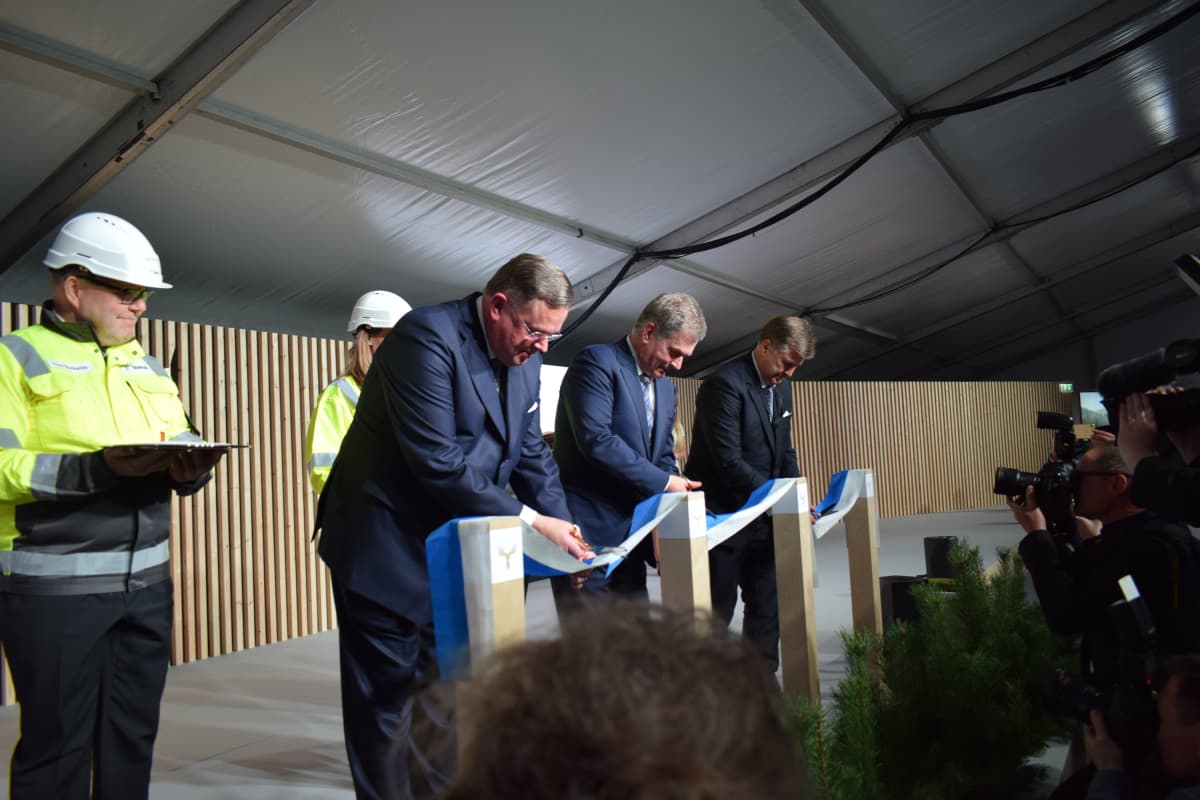 Metsä Groupin pääjohtaja Kari Jordan leikkasi tasavallan presidentti Sauli Niinistön ja Metsäliitto Osuuskunnan hallituksen puheenjohtaja Martti Asunnan kanssa vihkiäisnauhan Äänekosken biotuotetehtaalla.