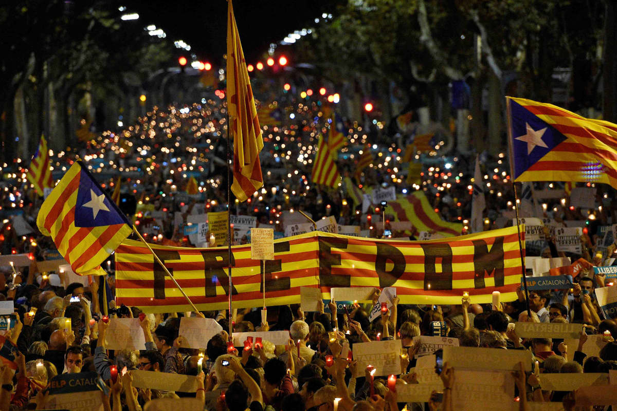 Mielenosoitus kahden separatistijohtajan pidätystä vastaan Barcelonassa 17. lokakuuta.