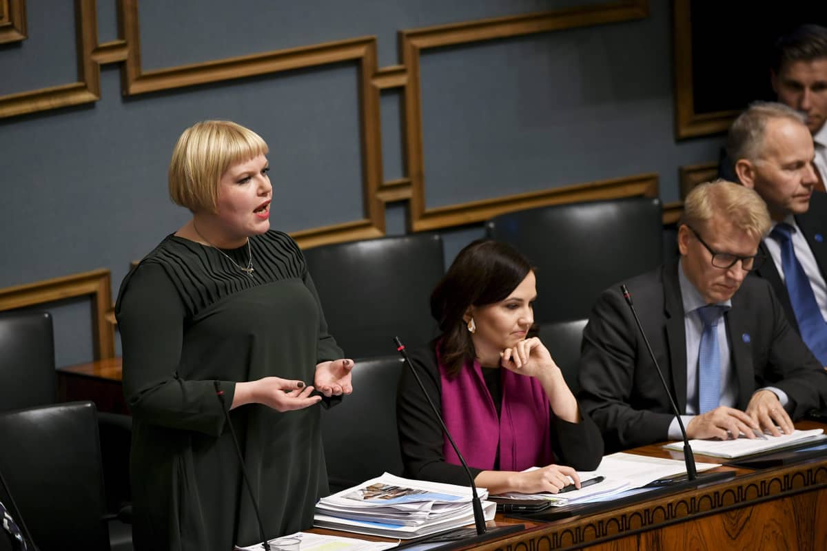 Eduskunnan suullinen kyselytunti SOTE-laista, Annika Saarikko puhuu.