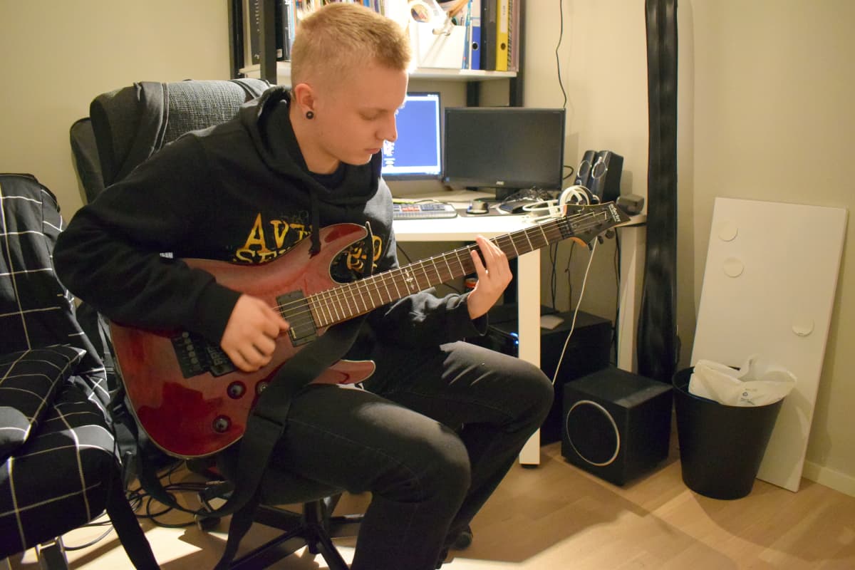 Elias Vahala pelaa tietokonepelejä kitaransoiton lisäksi.