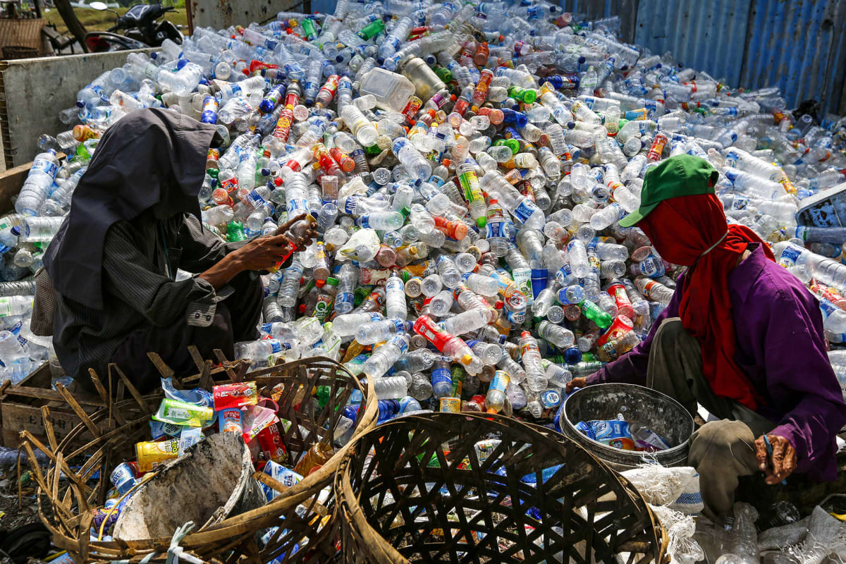 Muovijätteen lajittelua kierrätykseen Indonesiassa.