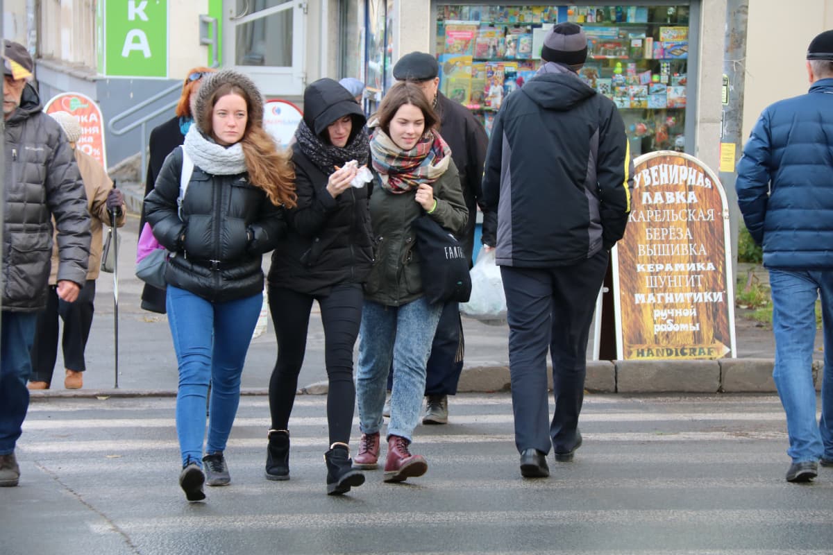 Ihmisiä kävelee kadulla Petroskoissa