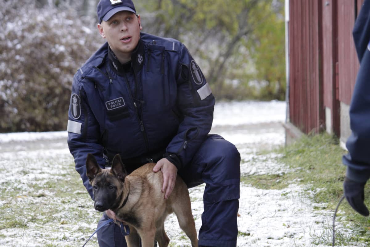Vanhempi konstaapeli Juha-Pekka Huttunen pitelee koiraansa Eloa.