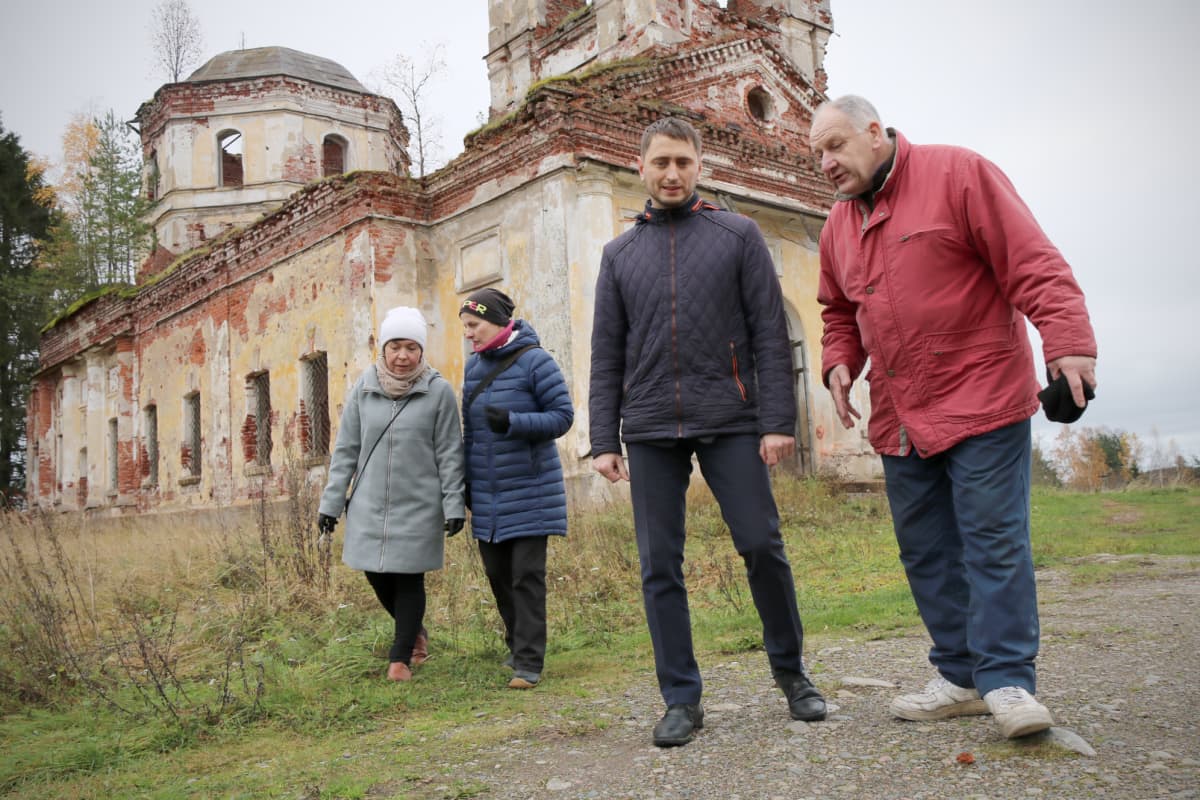 Ilona Pelgonen, Natalia Ahonen, Konstantin Bulahov ja Anatoli Voskresenski Salmin kirkolla