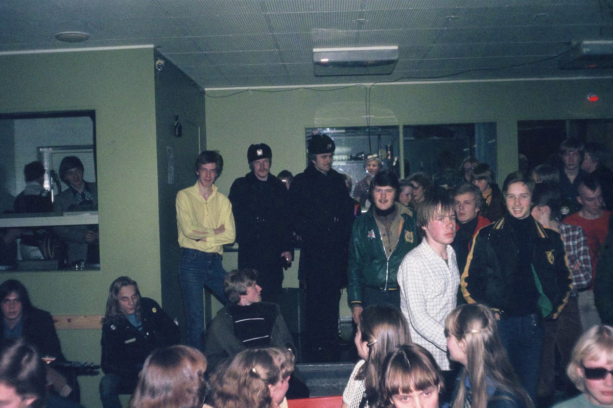 Nuorisoa ja poliiseja punkkeikalla Tampereella 1970-luvun lopulla